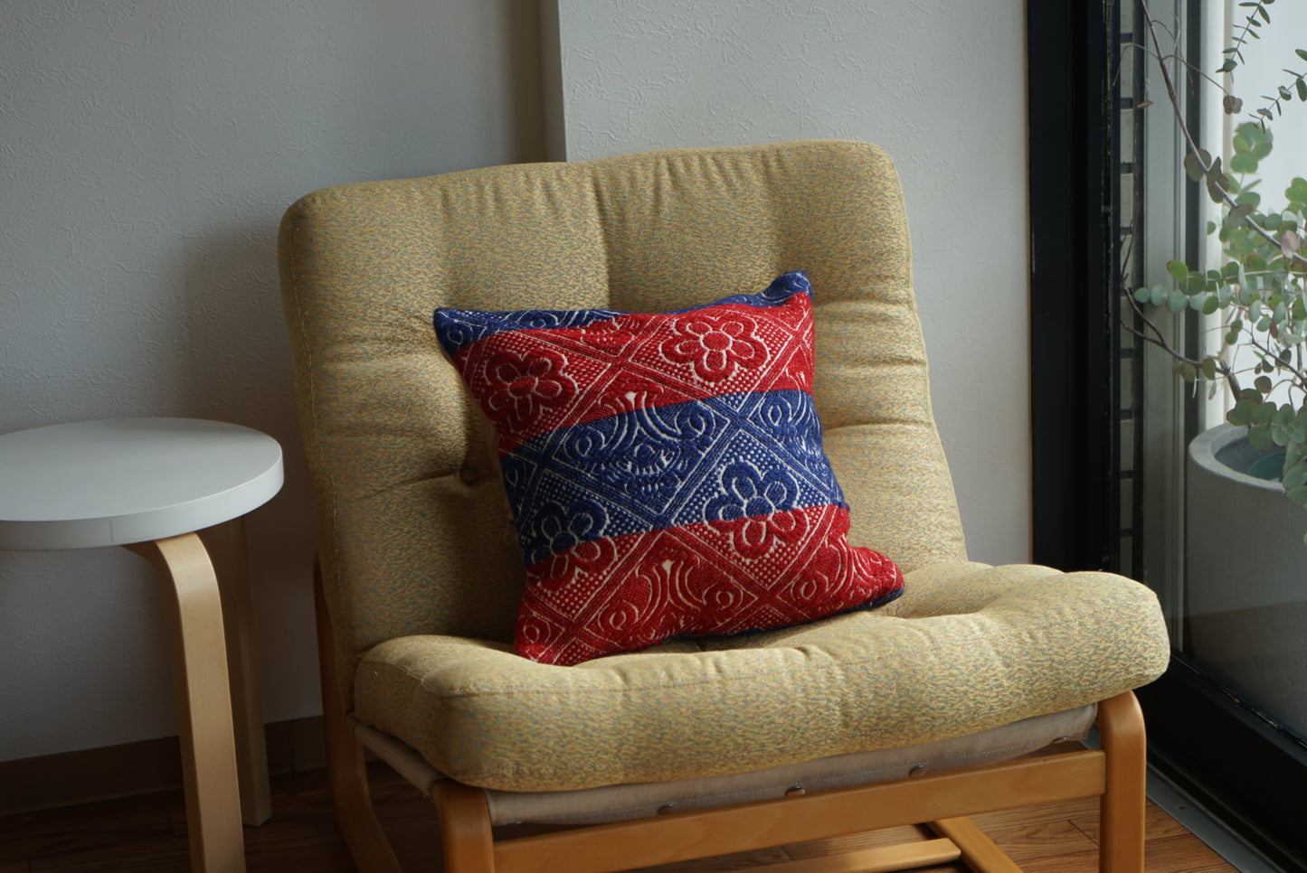 Türkiye Old Kilim Cushion Cover Bicolor Red , Blue Flower 40 × 40 cm No.TR25360
