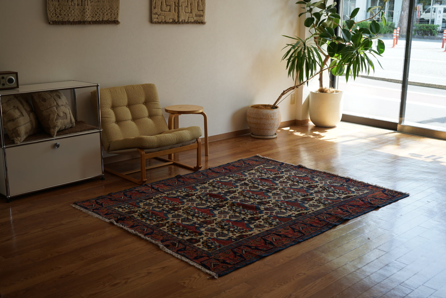 店頭販売 IRAN ANTIQUE BAKHTIARI GAVAN BUSHES
1870年代 185.5 × 146 cm