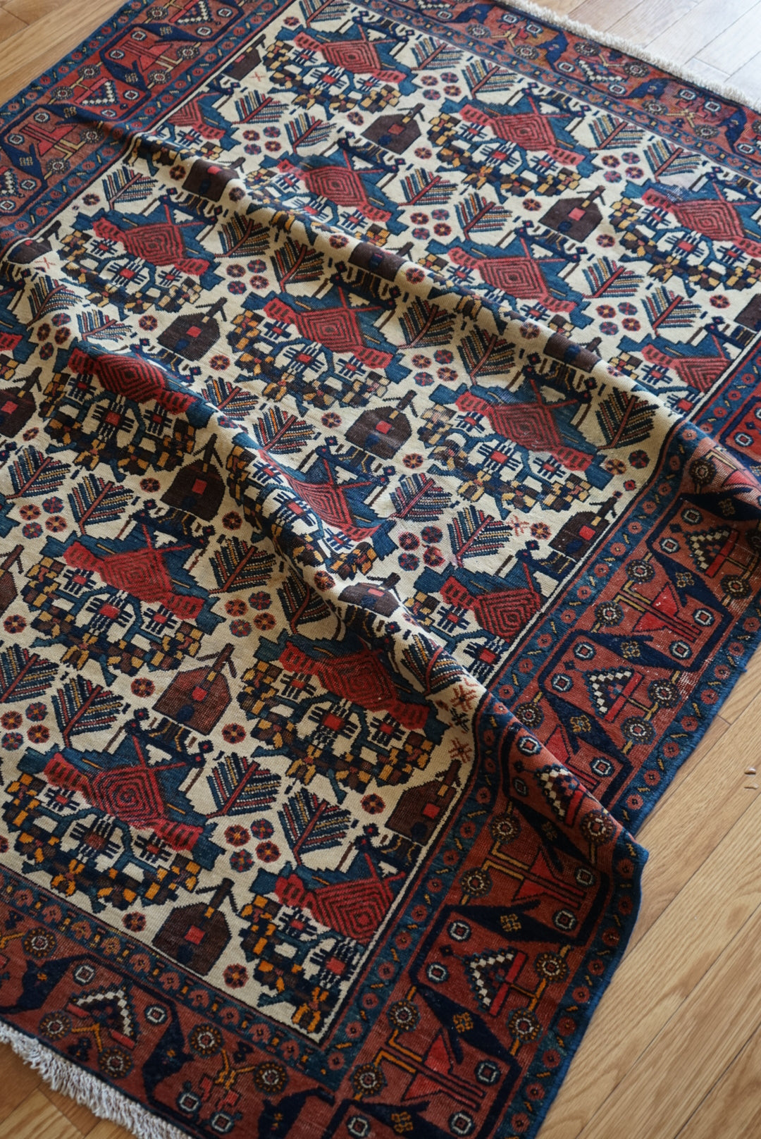店頭販売 IRAN ANTIQUE BAKHTIARI GAVAN BUSHES
1870年代 185.5 × 146 cm