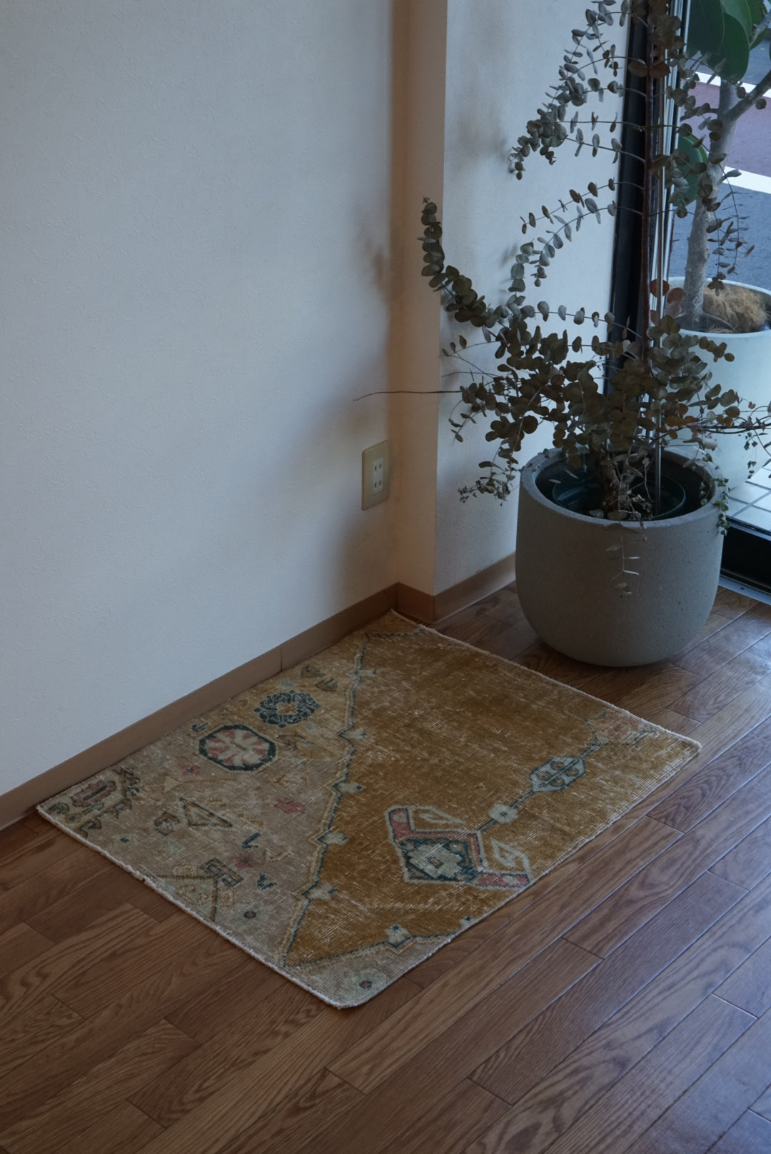 Türkiye Old Oushak Beige , Brass 1970年代 85 × 70 cm No.TR25479 / 国内送料無料