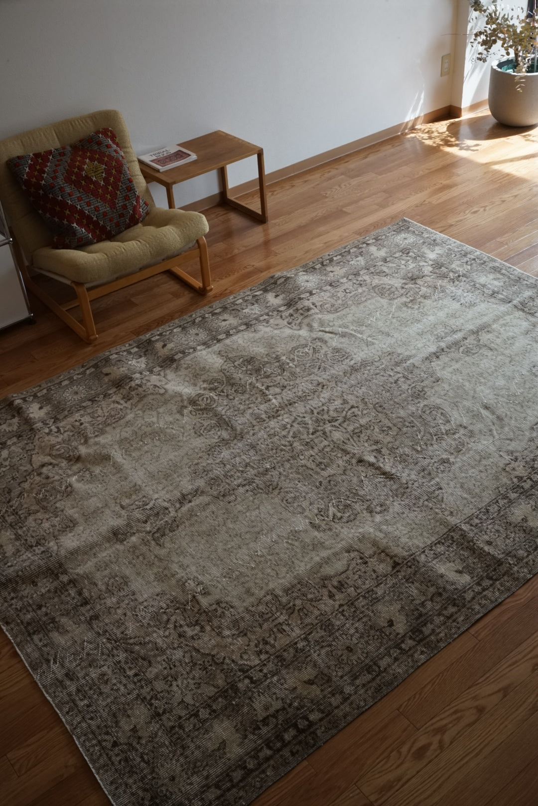 Türkiye Old Isparta Medallion Beige , Glay 1960年代 255.5 × 184 cm No.TR25491 / 国内送料無料