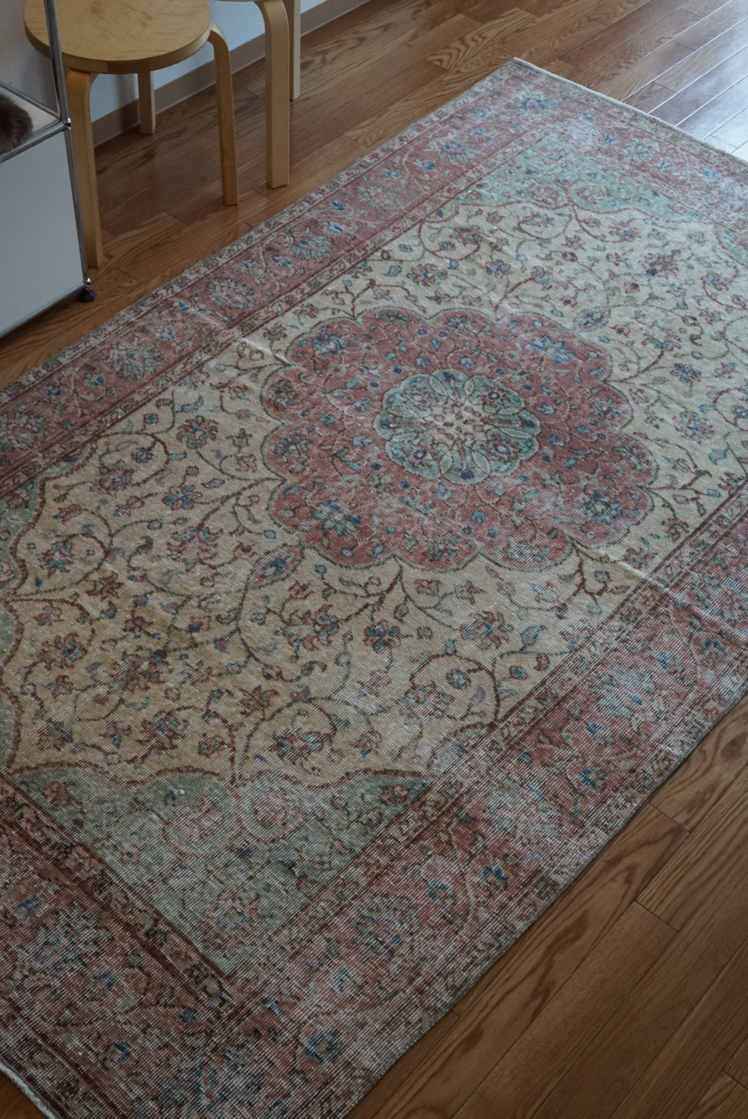 Türkiye Old Isparta Beige , Red , Green Medallion 1960年代 244 × 142 cm No.TR25455