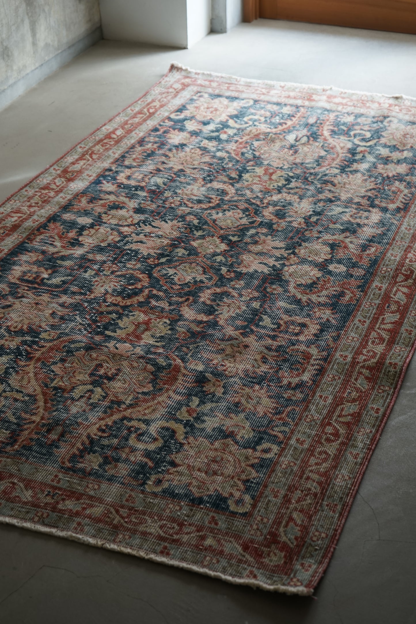 TURKEY OLD ISPARTA NAVY FLORAL 1970年代 207 × 114 cm No.TR25176