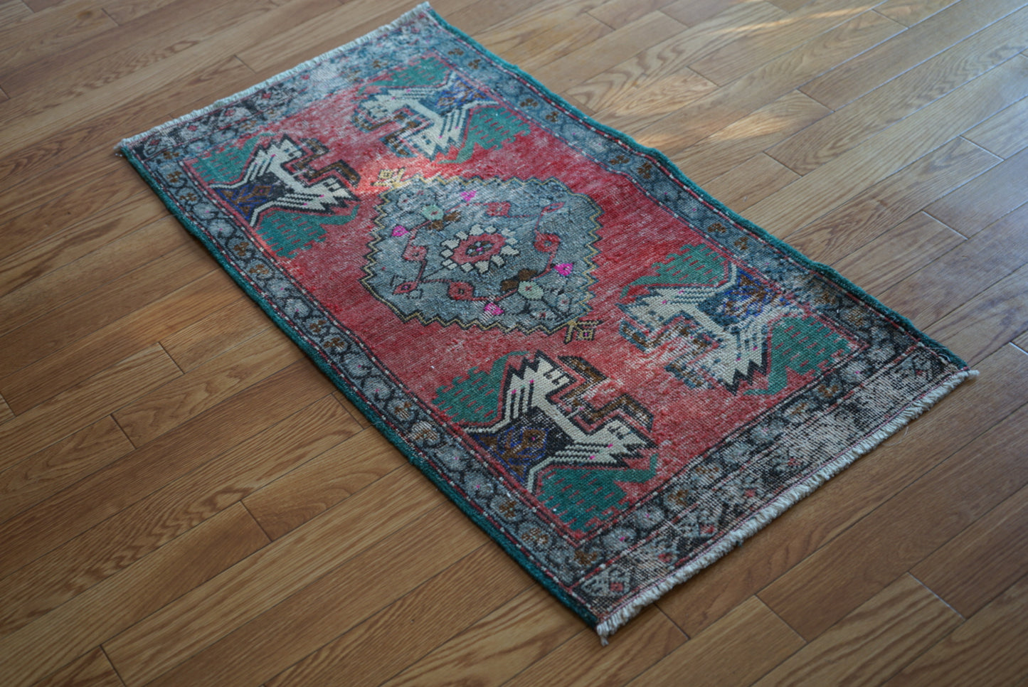 Türkiye Old Oushak Red , Green Flower 1970年代 109 × 54 cm No.TR25540 / 国内送料無料・羊毛手織り絨毯