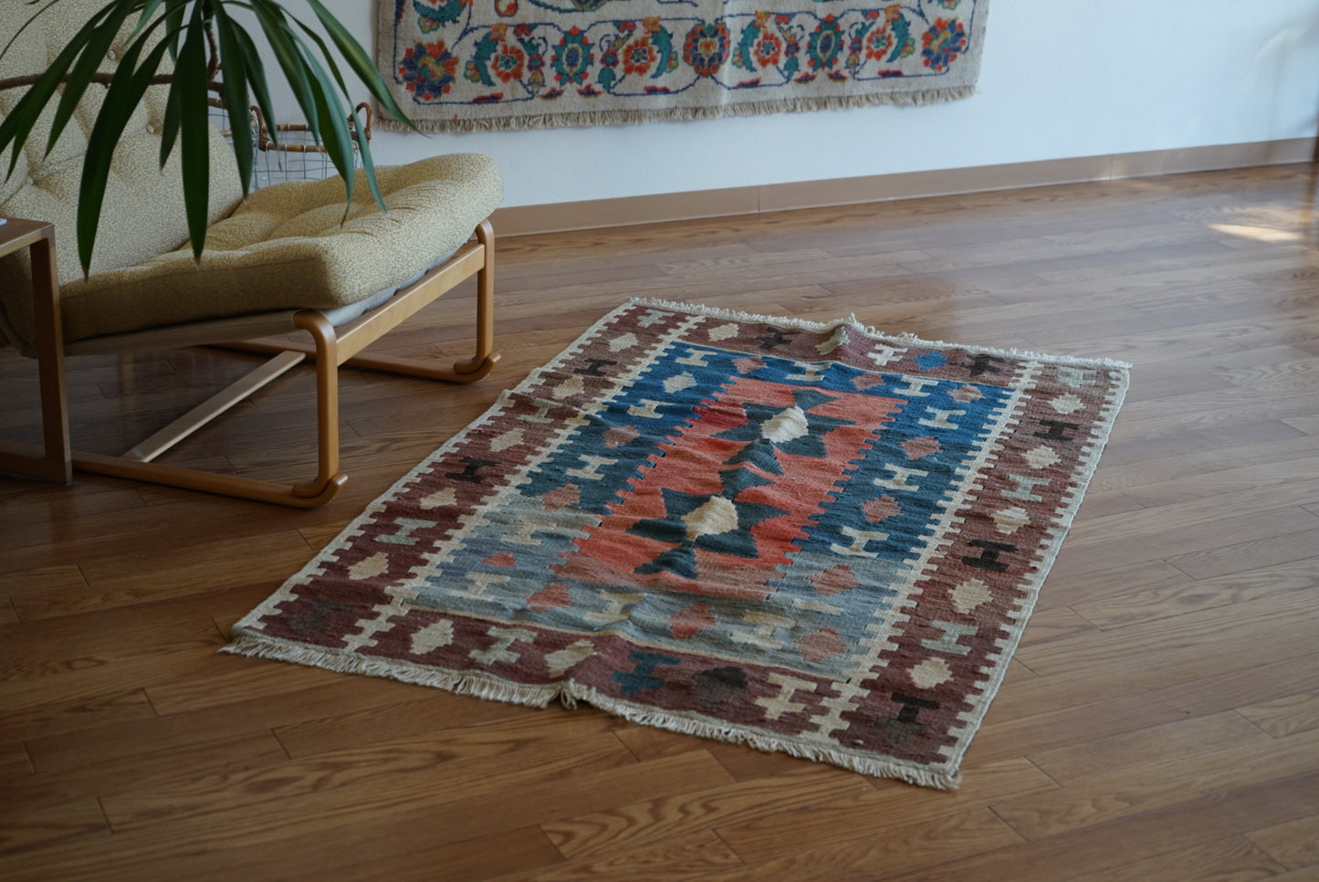 Türkiye Old Kilim Anatoria Tribal Design Blue , Brown , Red 1980年代 145 × 92.5 cm No.TR25549 / 国内送料無料・羊毛手織りキリム