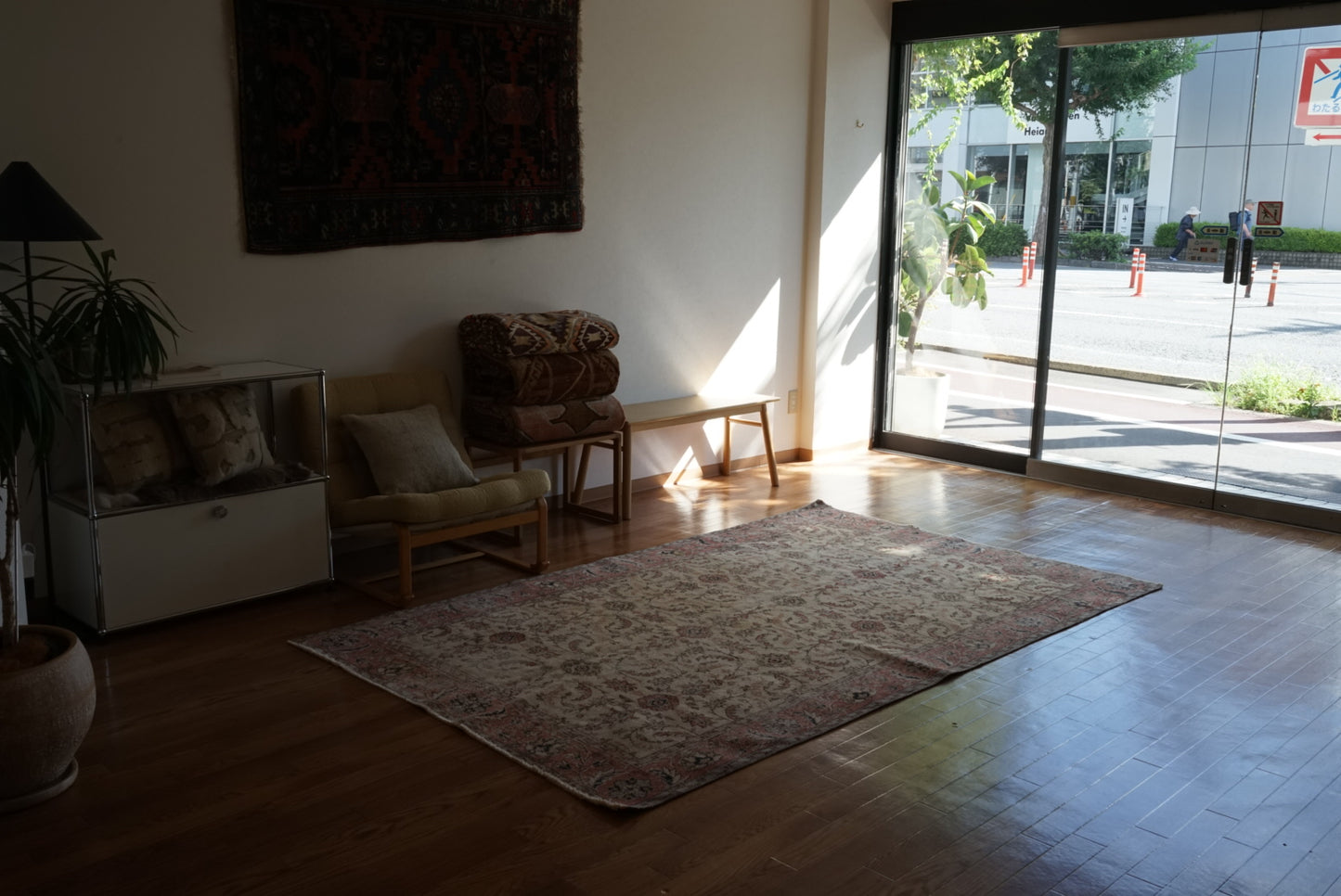 Türkiye Old Isparta Floral Pink , Beige 1970年代 250 × 154 cm No.TR25496 / 国内送料無料・羊毛手織り絨毯