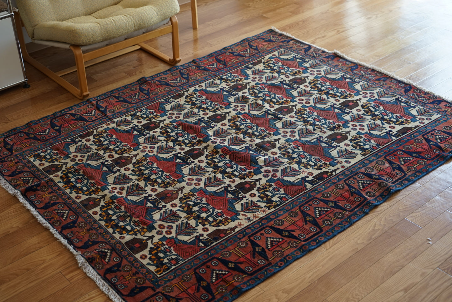 店頭販売 IRAN ANTIQUE BAKHTIARI GAVAN BUSHES
1870年代 185.5 × 146 cm