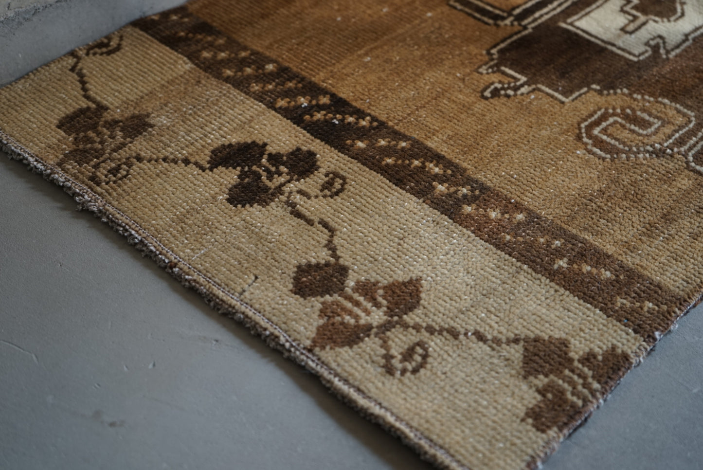 Türkiye Old Isparta Milk Coffee Color Small size 1980年代 115 × 47 cm No.TR25240