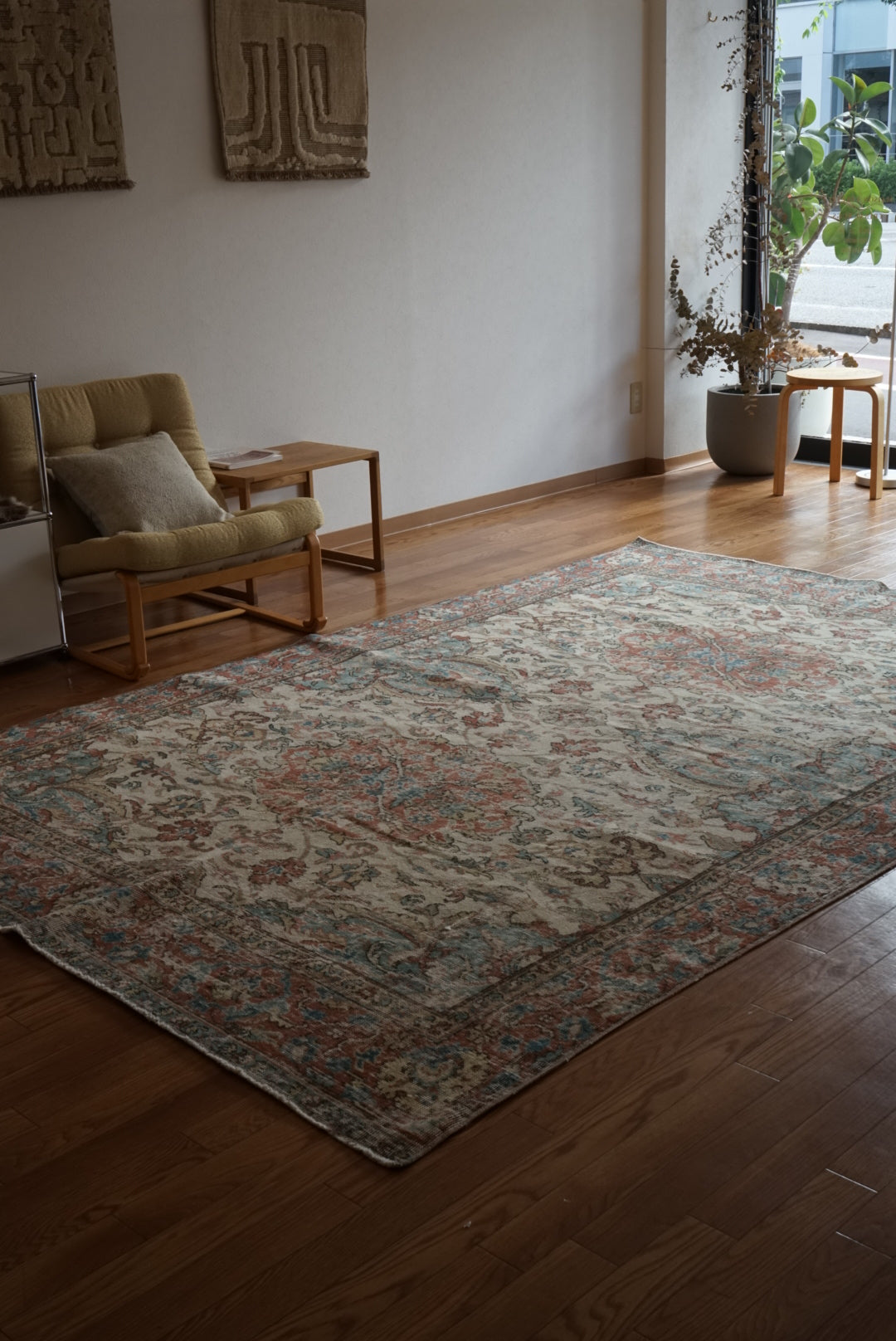 Türkiye Old Isparta Beige , Bric Red , Saxe Blue Flower 1970年代 286 × 189 cm No.TR25506 / 国内送料無料・羊毛手織り絨毯