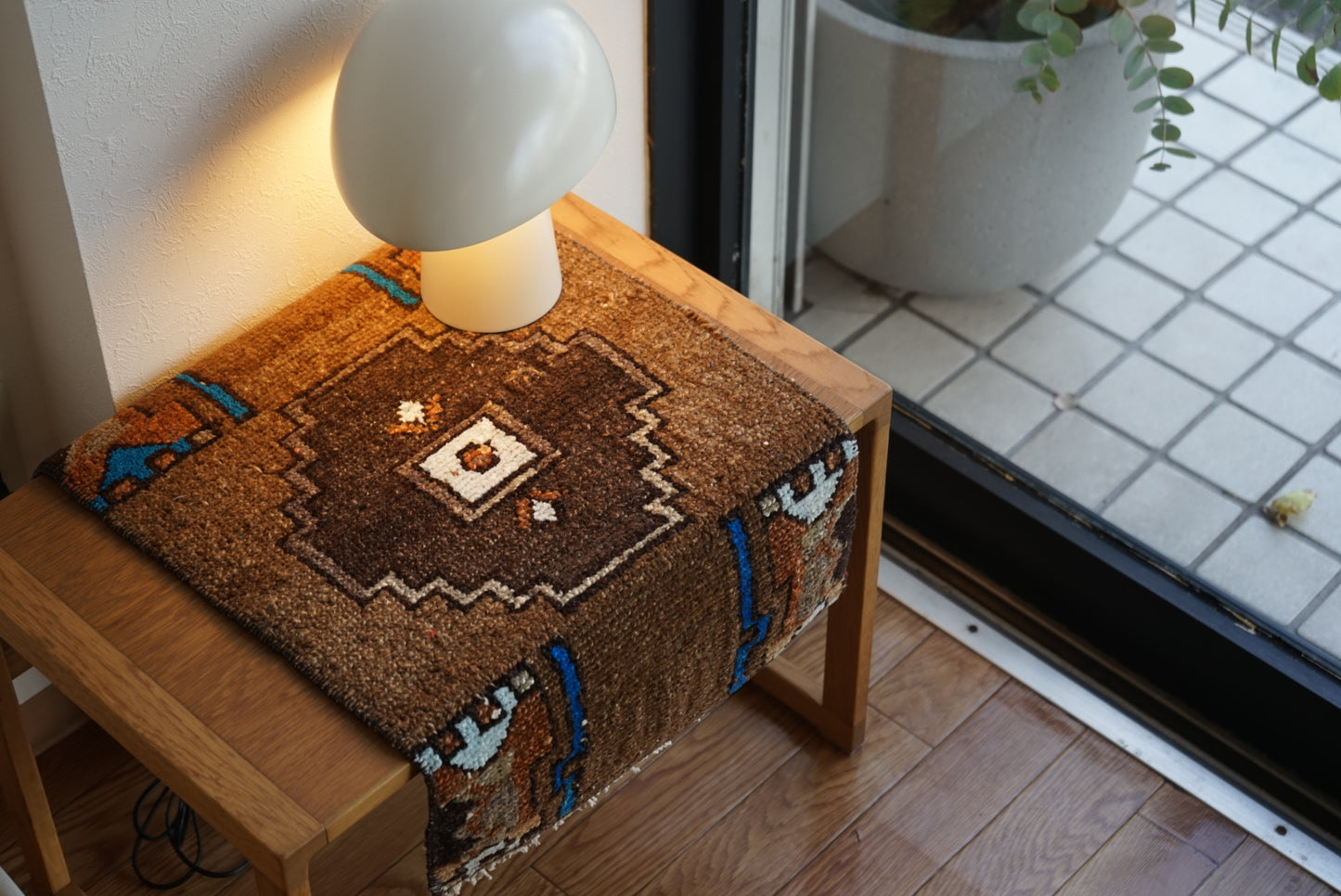 Türkiye Old Oushak Brown , Blue Medallion 1970年代 65 × 39.5 cm No.TR25419