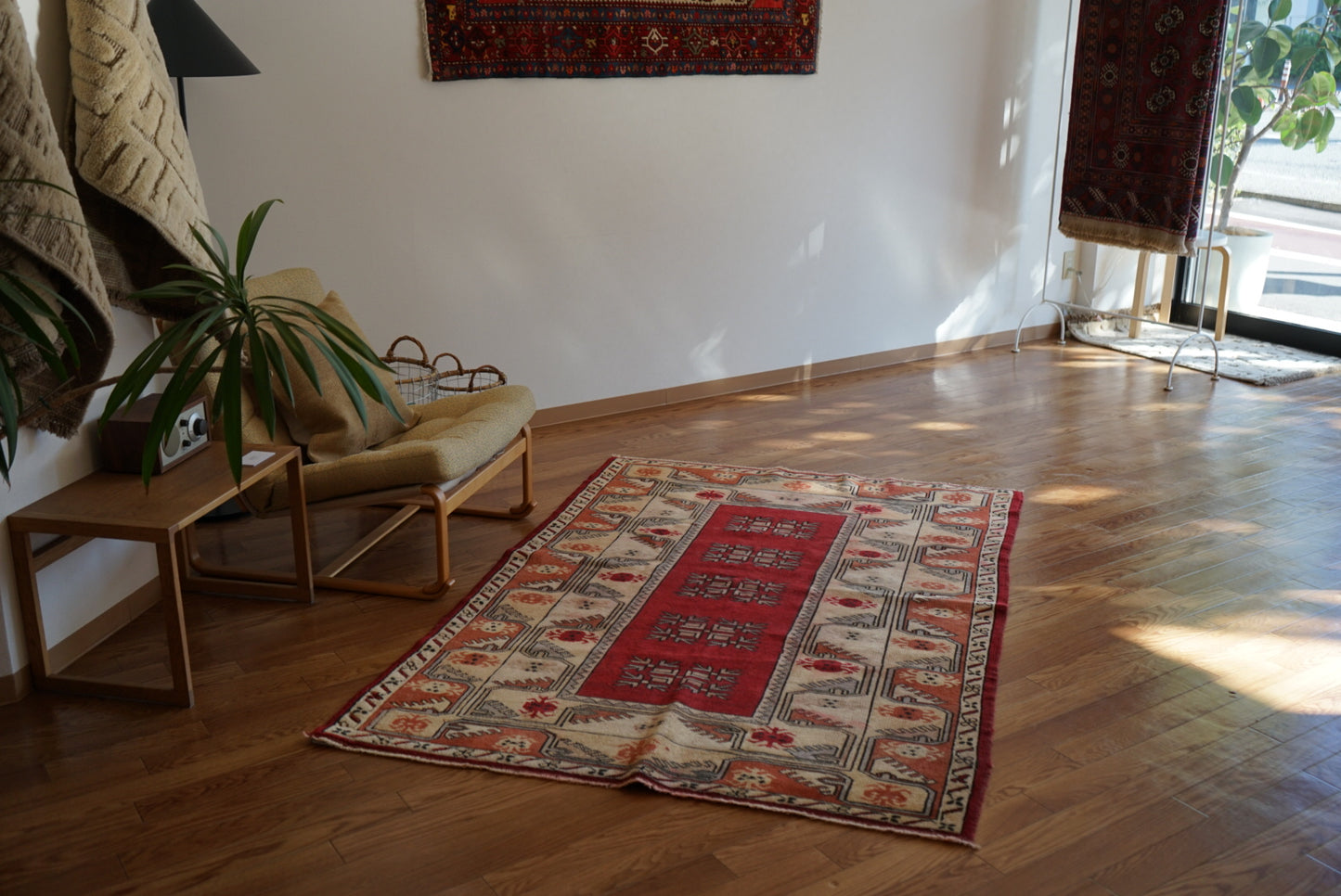 Türkiye Old Anatoria Beige , Red 1960年代 178 × 123 cm No.TR25552 / 国内送料無料・羊毛手織り絨毯