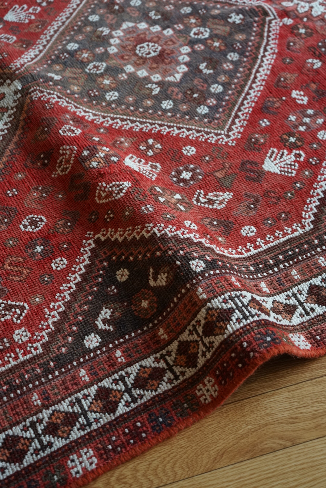 店頭販売 Türkiye Old Persia Design Red , Black 1960年代 263 × 145 cm No.TR25515 / 国内送料無料・羊毛手織り絨毯