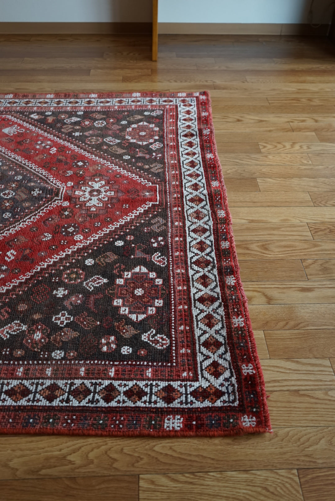 店頭販売 Türkiye Old Persia Design Red , Black 1960年代 263 × 145 cm No.TR25515 / 国内送料無料・羊毛手織り絨毯