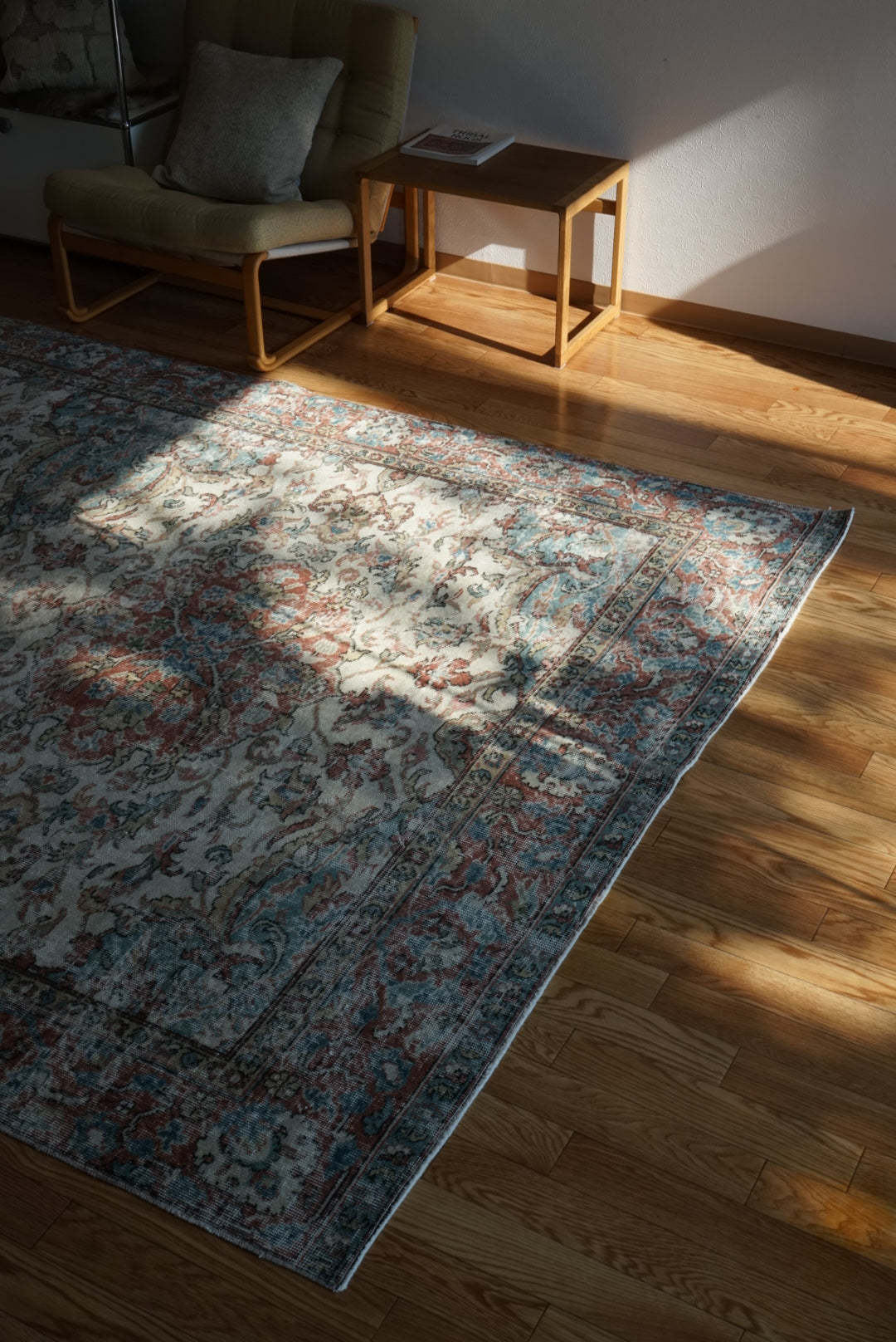 Türkiye Old Isparta Beige , Bric Red , Saxe Blue Flower 1970年代 286 × 189 cm No.TR25506 / 国内送料無料・羊毛手織り絨毯