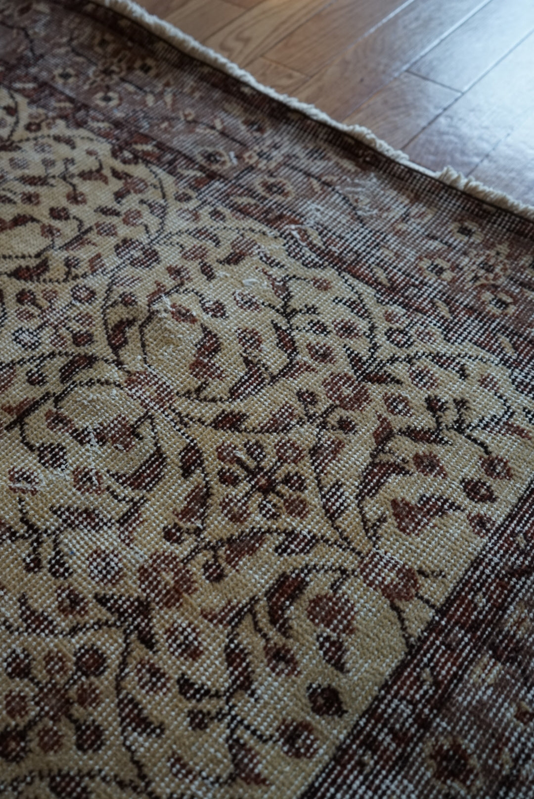 Türkiye Old Isparta Beige ,  Azuki Color Flower 1970年代 198.5 × 117 cm No.TR25519 / 国内送料無料・羊毛手織り絨毯