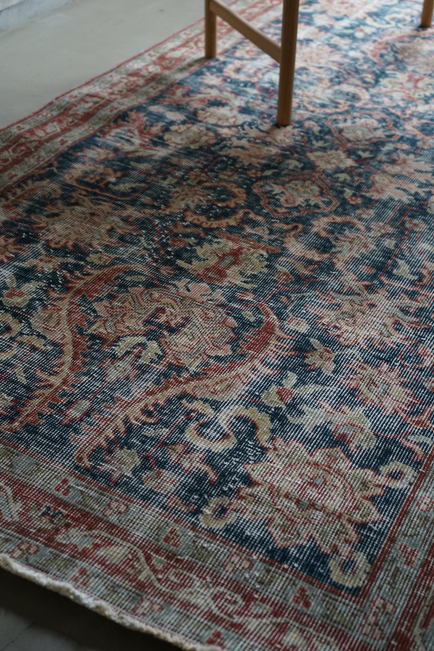 TURKEY OLD ISPARTA NAVY FLORAL 1970年代 207 × 114 cm No.TR25176