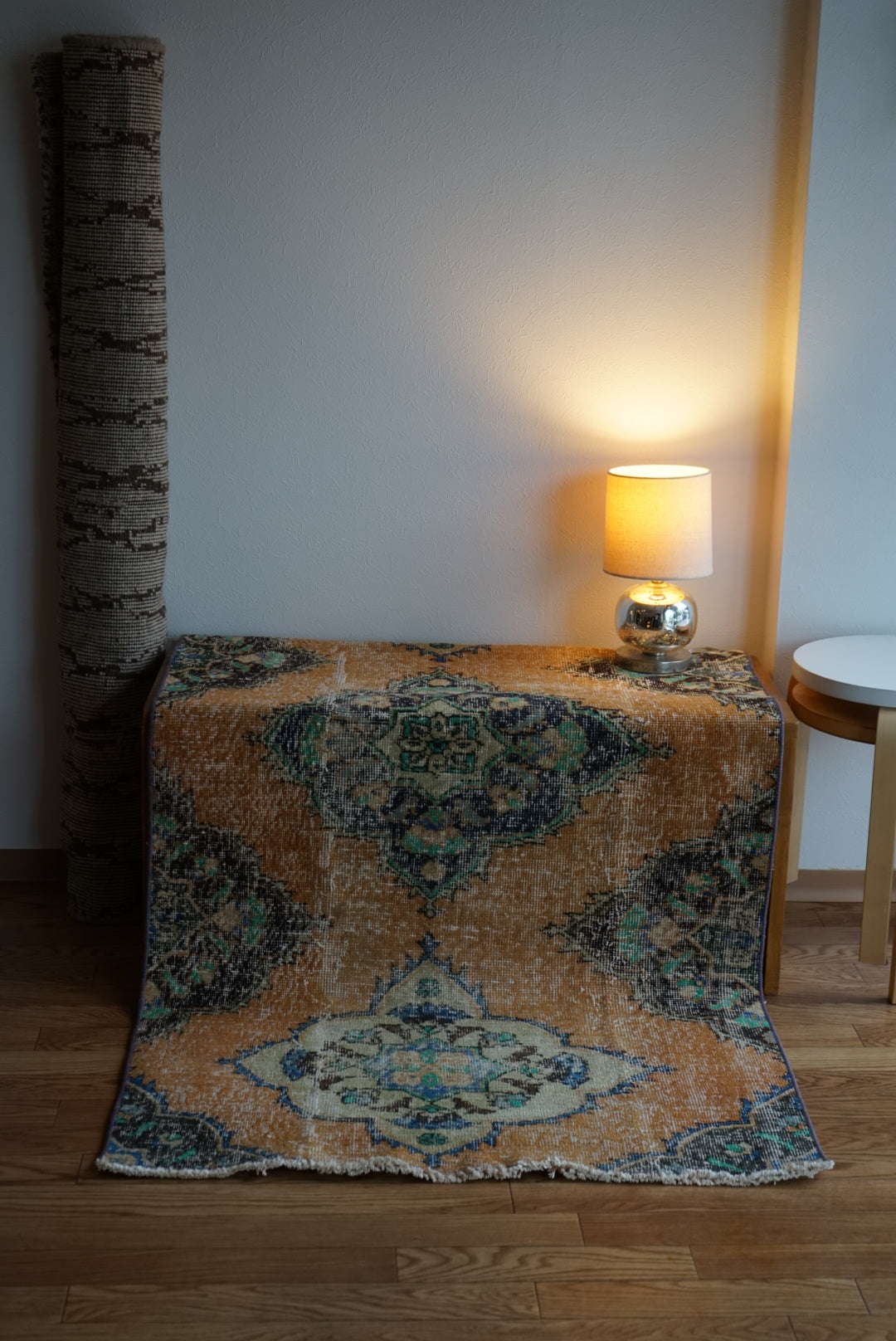 Türkiye Old Isparta Orange Flower 1970年代 186 × 97 cm No.TR25517 / 国内送料無料・羊毛手織り絨毯
