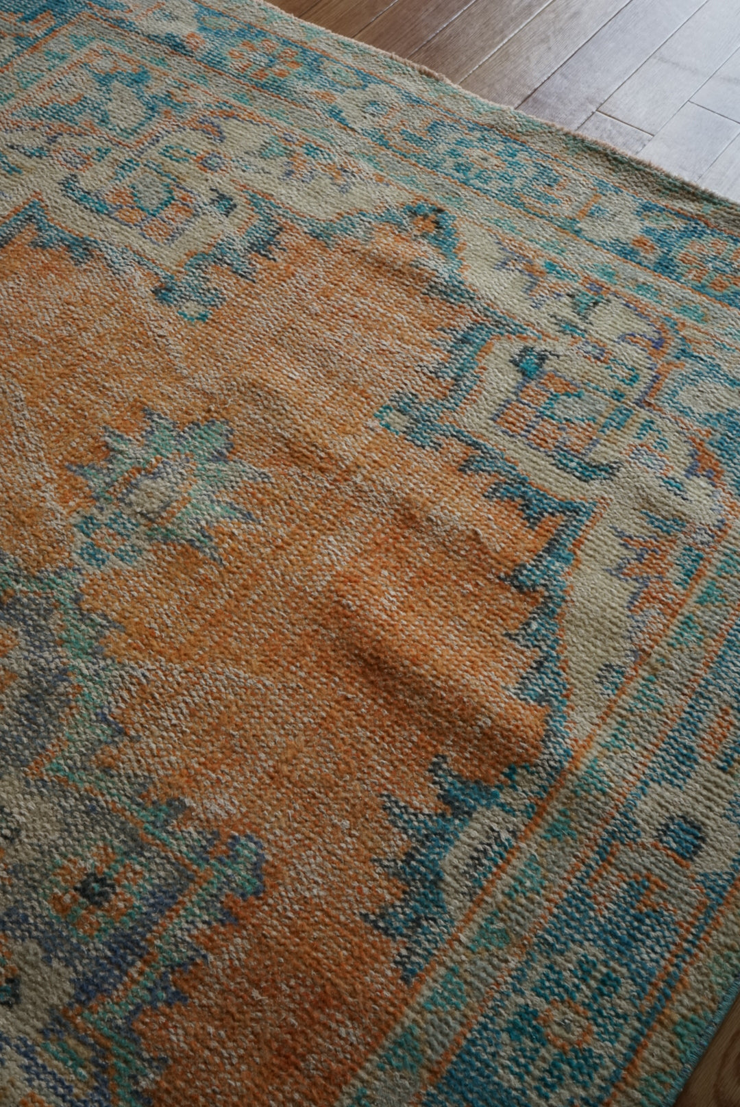Türkiye Old Isparta Beige , Orange , Blue , Green Flower Medallion 1970年代 232 × 132 cm No.TR25510 / 国内送料無料・羊毛手織り絨毯