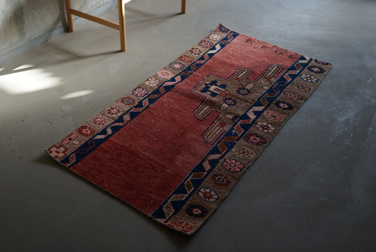 Türkiye Old Oushak Salmon Pink , Navy Runner 1970年代 133.5 × 68 cm No.TR25295