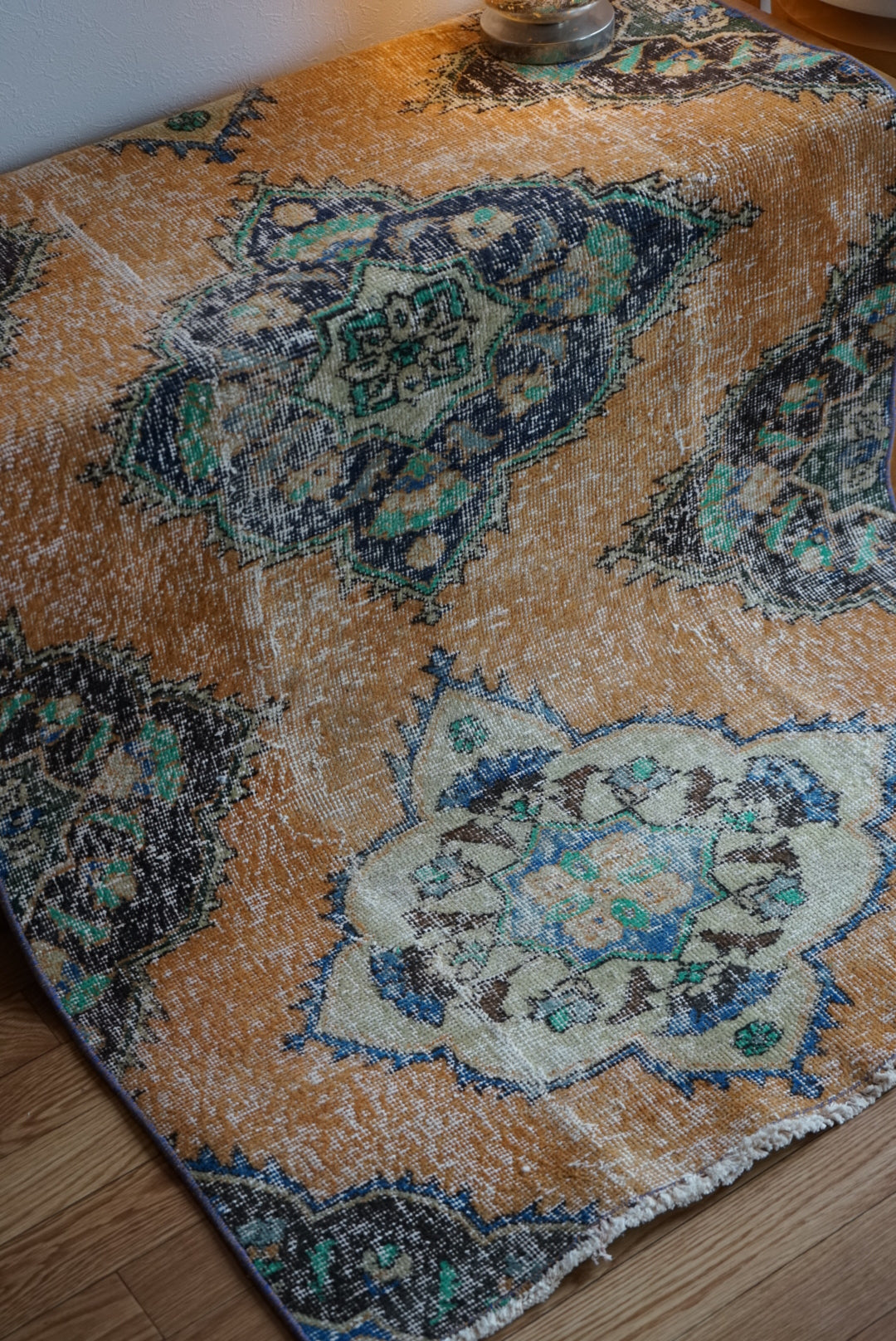 Türkiye Old Isparta Orange Flower 1970年代 186 × 97 cm No.TR25517 / 国内送料無料・羊毛手織り絨毯
