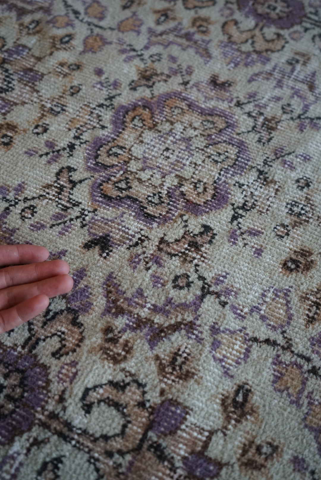 Türkiye Old Isparta Beige ,  Purple Flower 1970年代 226 × 120 cm No.TR25518 / 国内送料無料・羊毛手織り絨毯