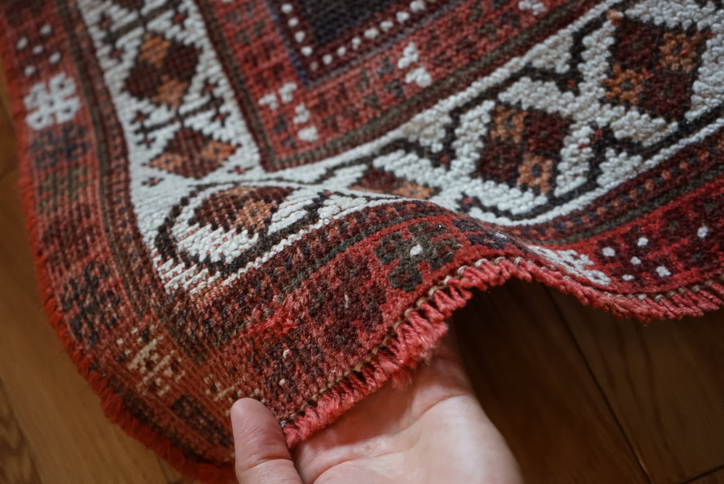 店頭販売 Türkiye Old Persia Design Red , Black 1960年代 263 × 145 cm No.TR25515 / 国内送料無料・羊毛手織り絨毯