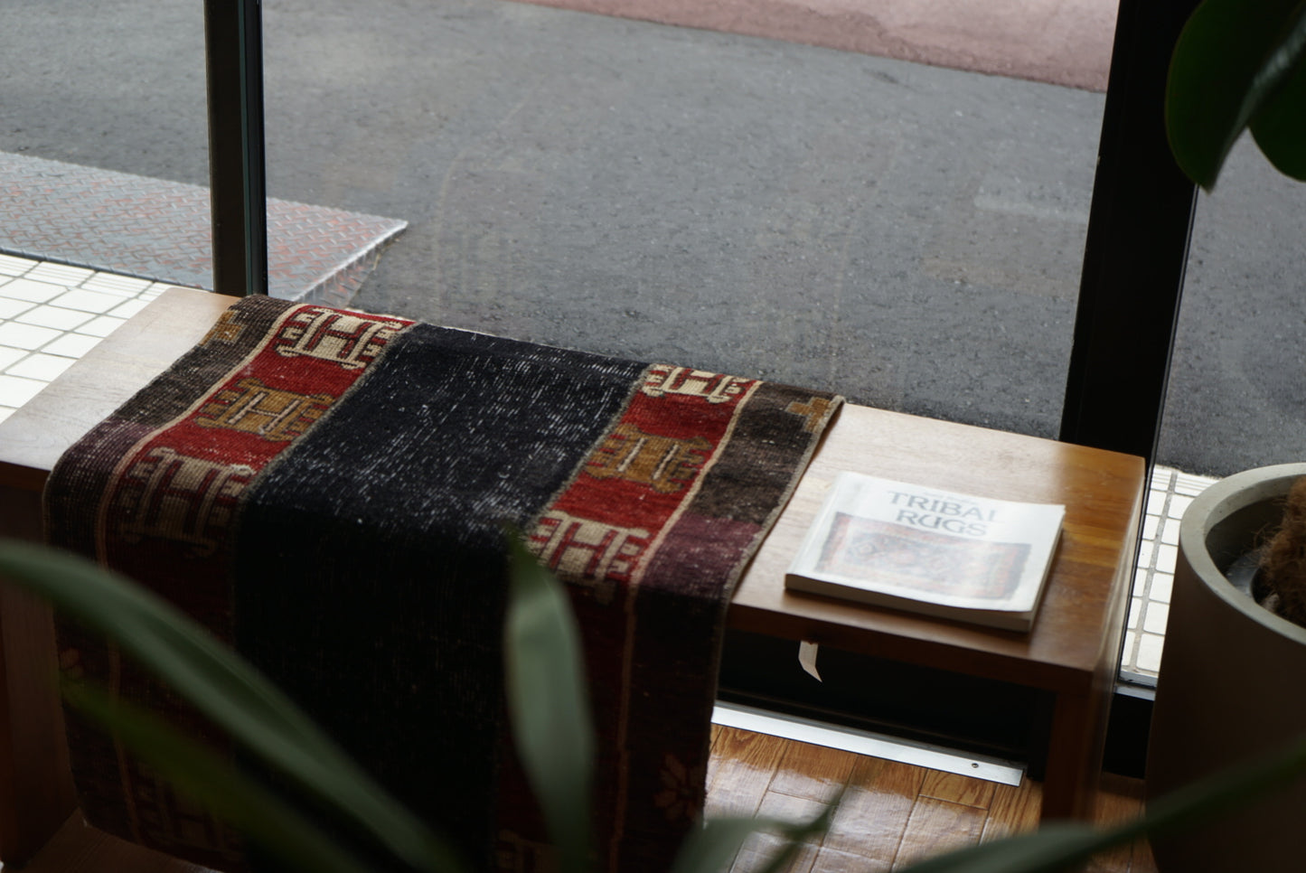 Türkiye Old Oushak Black , Red Patchwork Runner 1970年代 109 × 61.5 cm No.TR25421