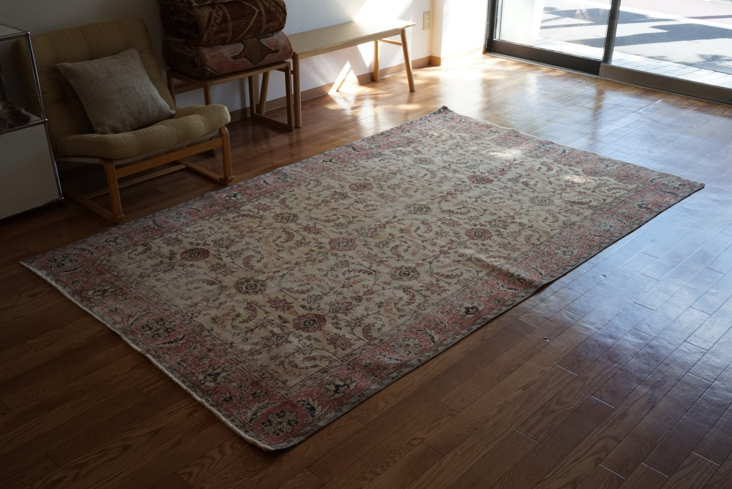 Türkiye Old Isparta Floral Pink , Beige 1970年代 250 × 154 cm No.TR25496 / 国内送料無料・羊毛手織り絨毯