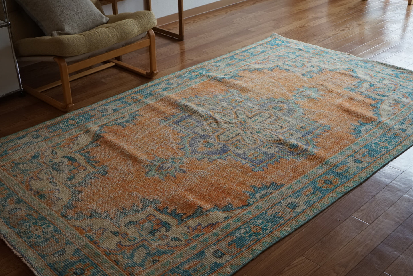 Türkiye Old Isparta Beige , Orange , Blue , Green Flower Medallion 1970年代 232 × 132 cm No.TR25510 / 国内送料無料・羊毛手織り絨毯