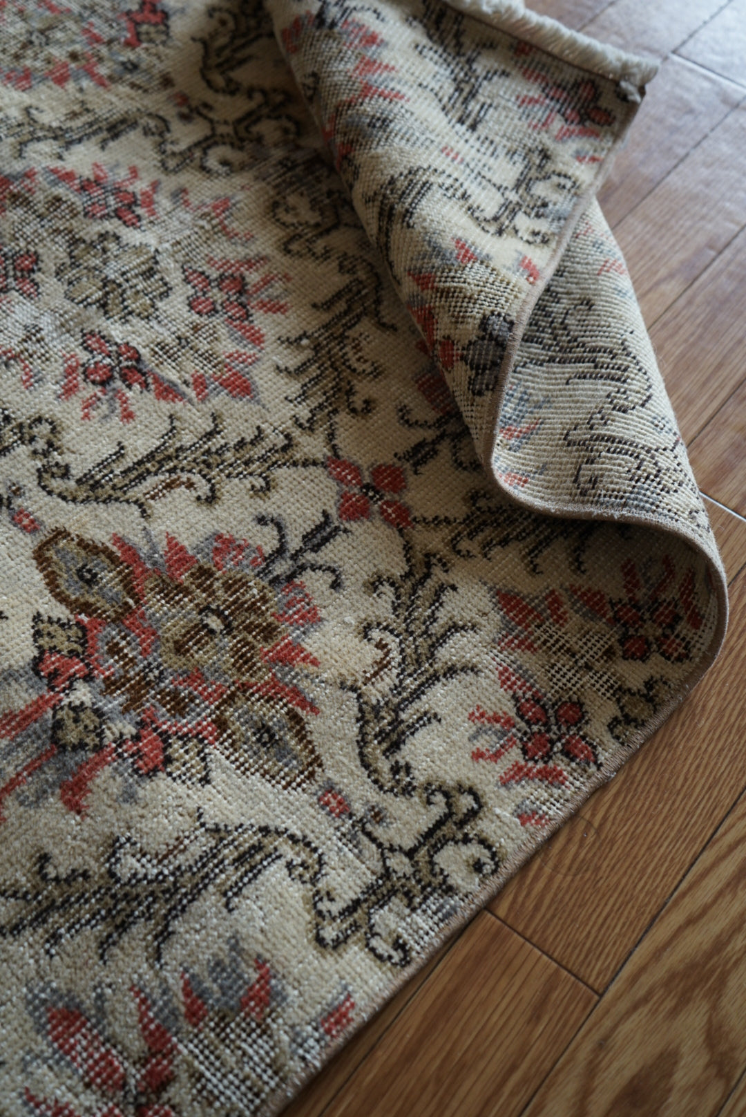 Türkiye Old Isparta Cream , Scarlet Color Flower 1970年代 194 × 95 cm No.TR25520 / 国内送料無料・羊毛手織り絨毯