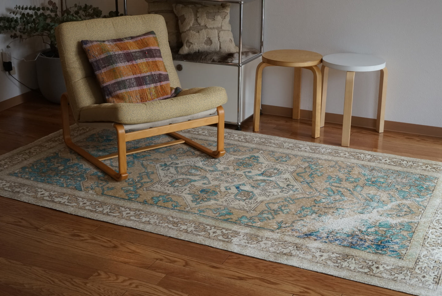 Türkiye Old Oushak Beige , Blue , Medallion 1960年代 227 × 132cm No.TR25454