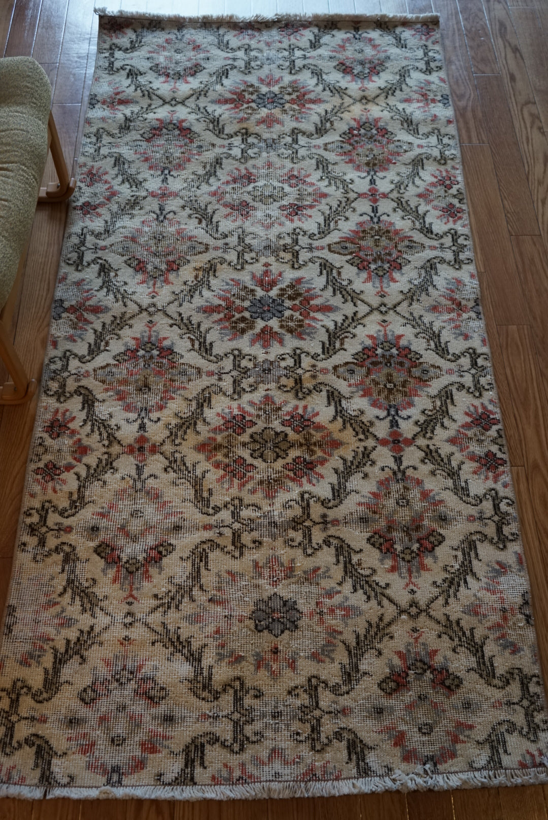 Türkiye Old Isparta Cream , Scarlet Color Flower 1970年代 194 × 95 cm No.TR25520 / 国内送料無料・羊毛手織り絨毯