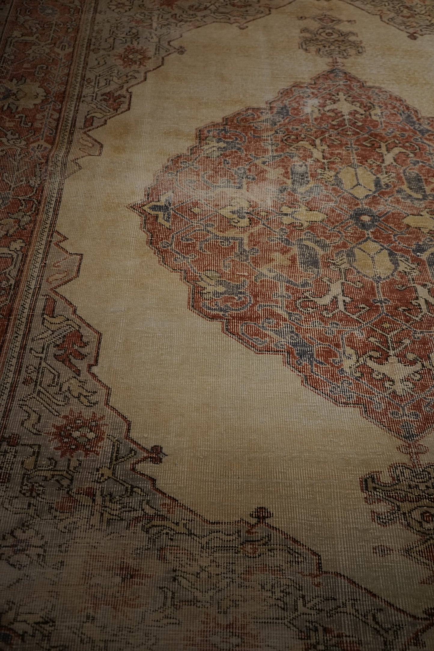 TURKEY OLD ISPARTA PINK BEIGE MEDALLION 1970年代 265 × 194 cm No.TR25213