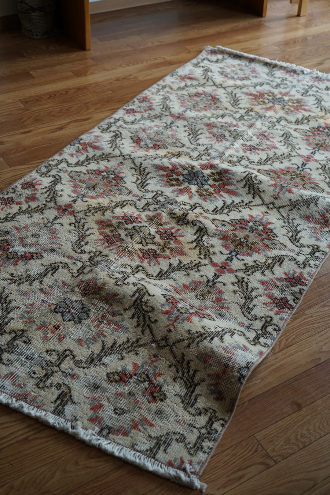 Türkiye Old Isparta Cream , Scarlet Color Flower 1970年代 194 × 95 cm No.TR25520 / 国内送料無料・羊毛手織り絨毯