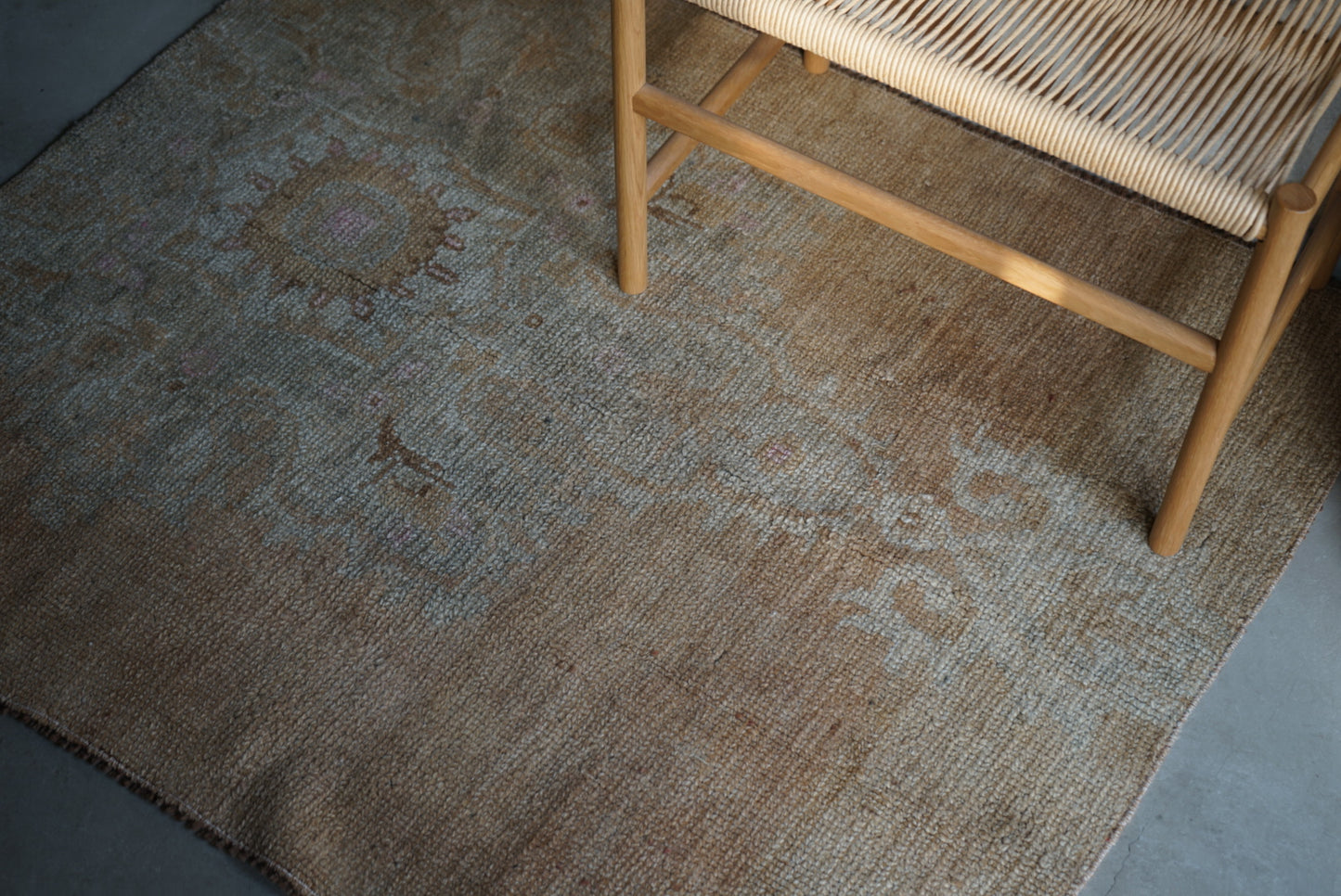 Türkiye Old Oushak Beige Medallion Flower Small size 1970年代 129 × 106 cm No.TR25238