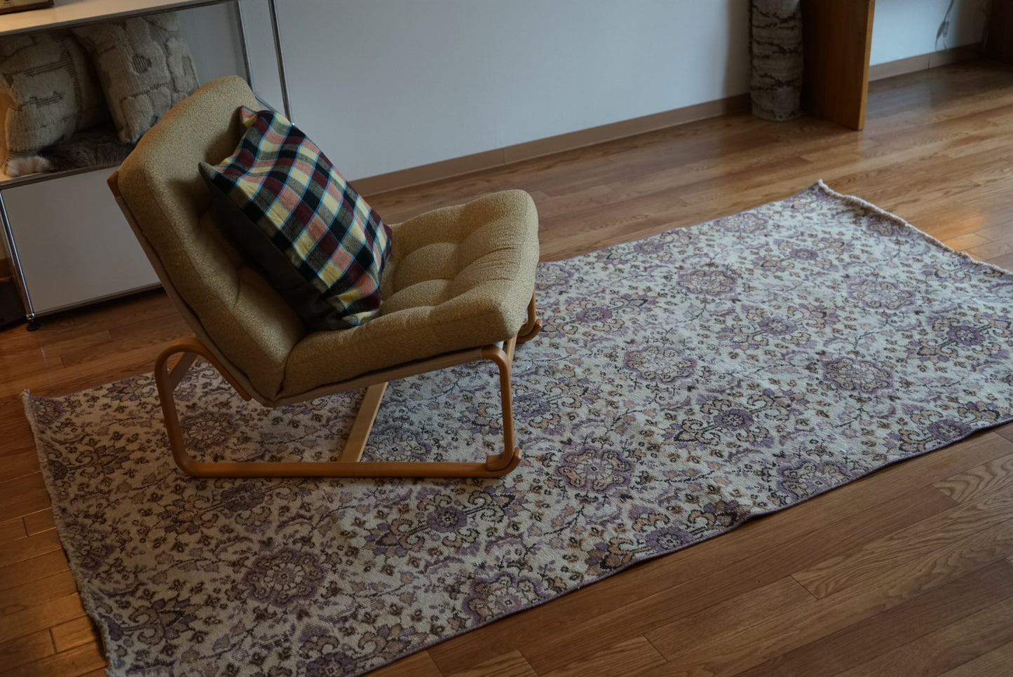 Türkiye Old Isparta Beige ,  Purple Flower 1970年代 226 × 120 cm No.TR25518 / 国内送料無料・羊毛手織り絨毯