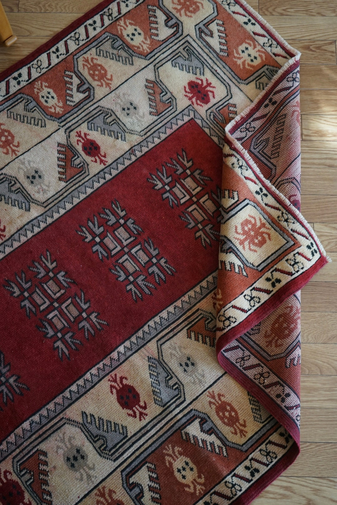 Türkiye Old Anatoria Beige , Red 1960年代 178 × 123 cm No.TR25552 / 国内送料無料・羊毛手織り絨毯