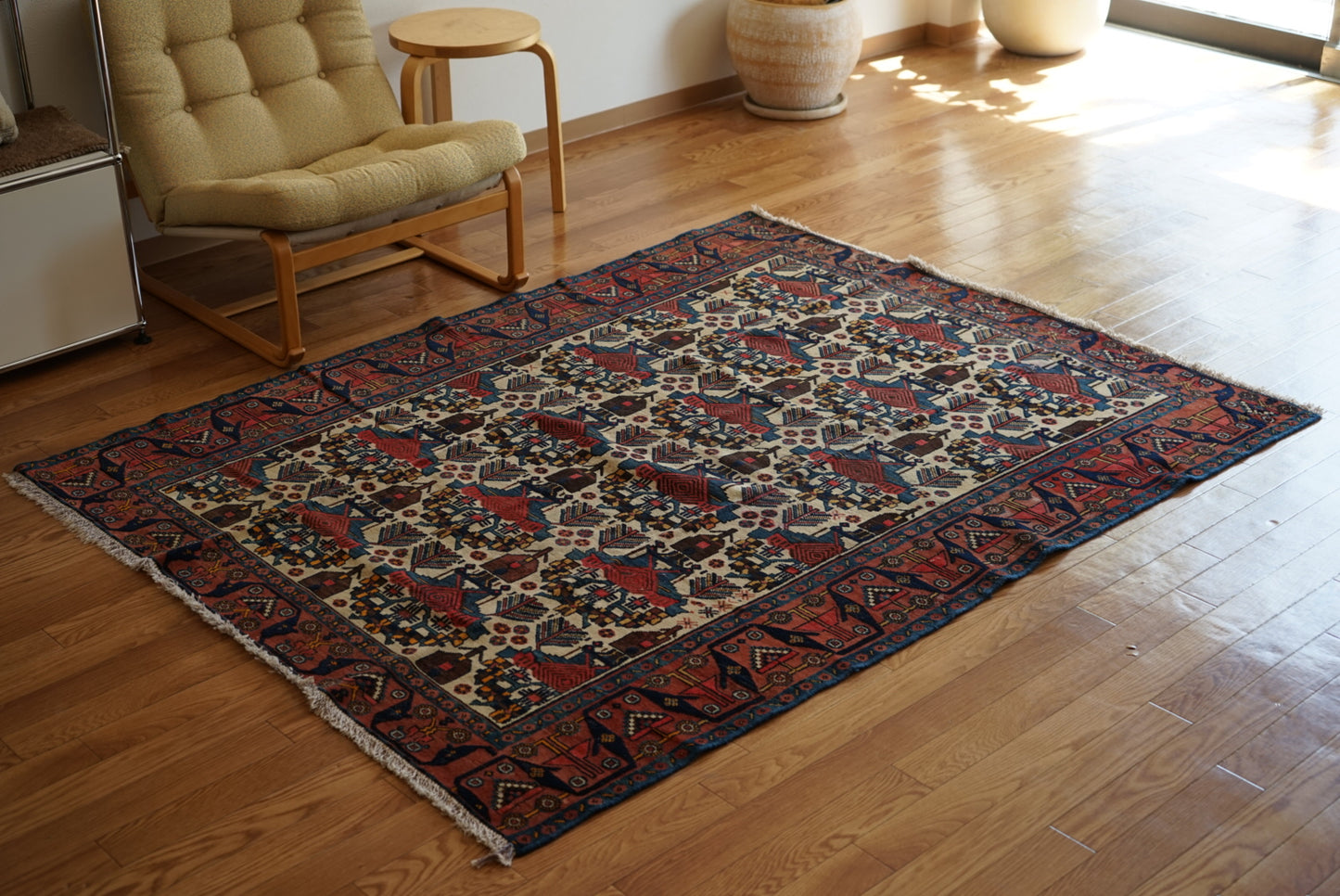 店頭販売 IRAN ANTIQUE BAKHTIARI GAVAN BUSHES
1870年代 185.5 × 146 cm