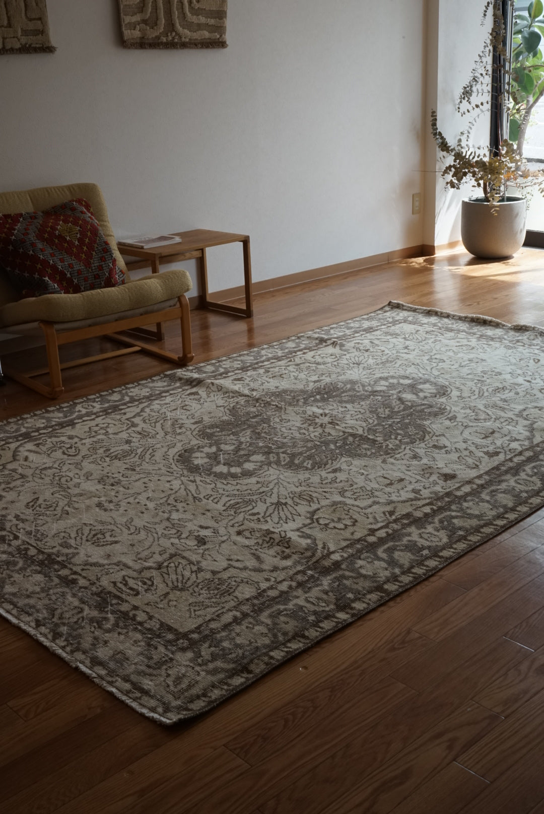 Türkiye Old Isparta Medallion Beige , Glay 1960年代 260.5 × 164 cm No.TR25492 / 国内送料無料