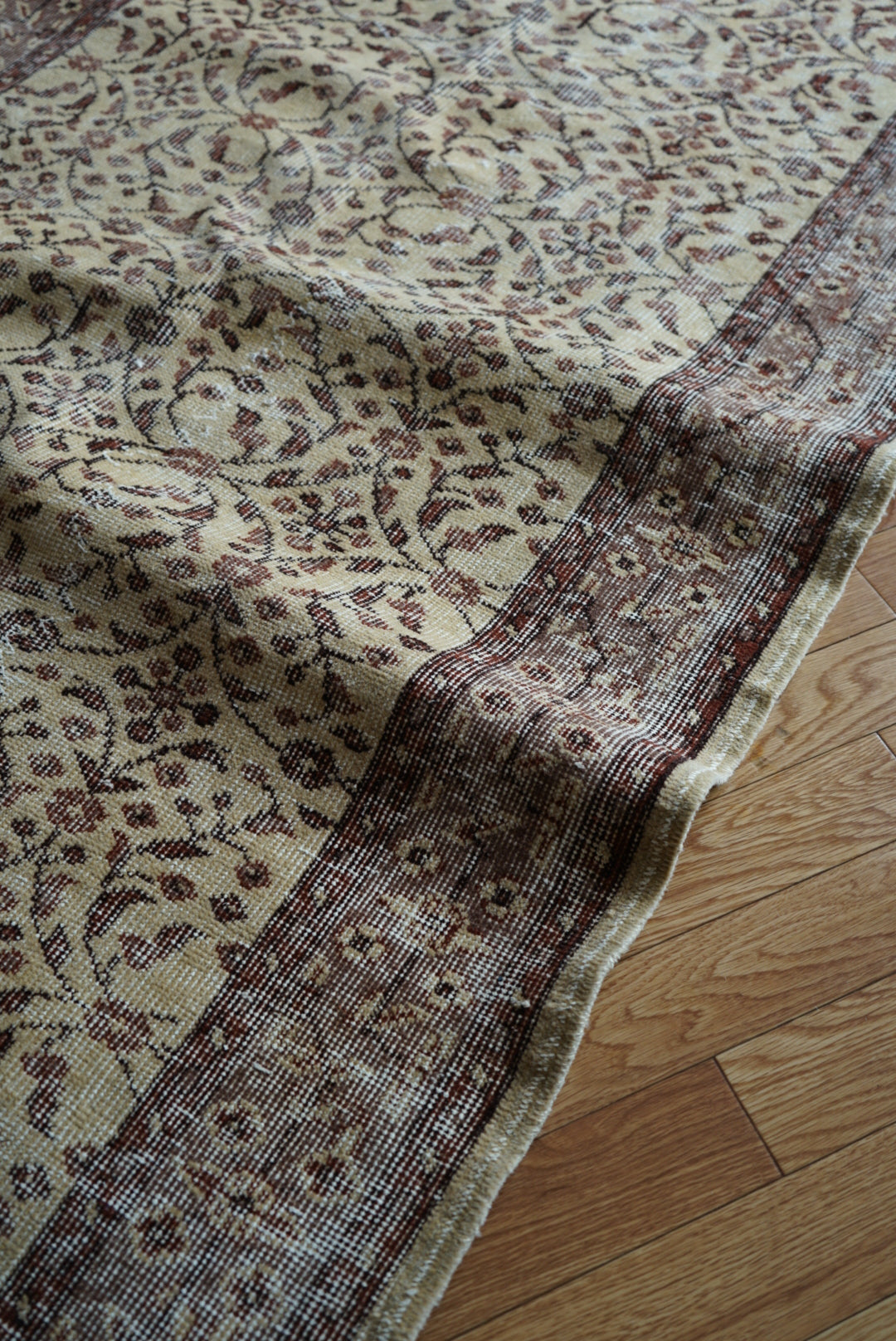 Türkiye Old Isparta Beige ,  Azuki Color Flower 1970年代 198.5 × 117 cm No.TR25519 / 国内送料無料・羊毛手織り絨毯