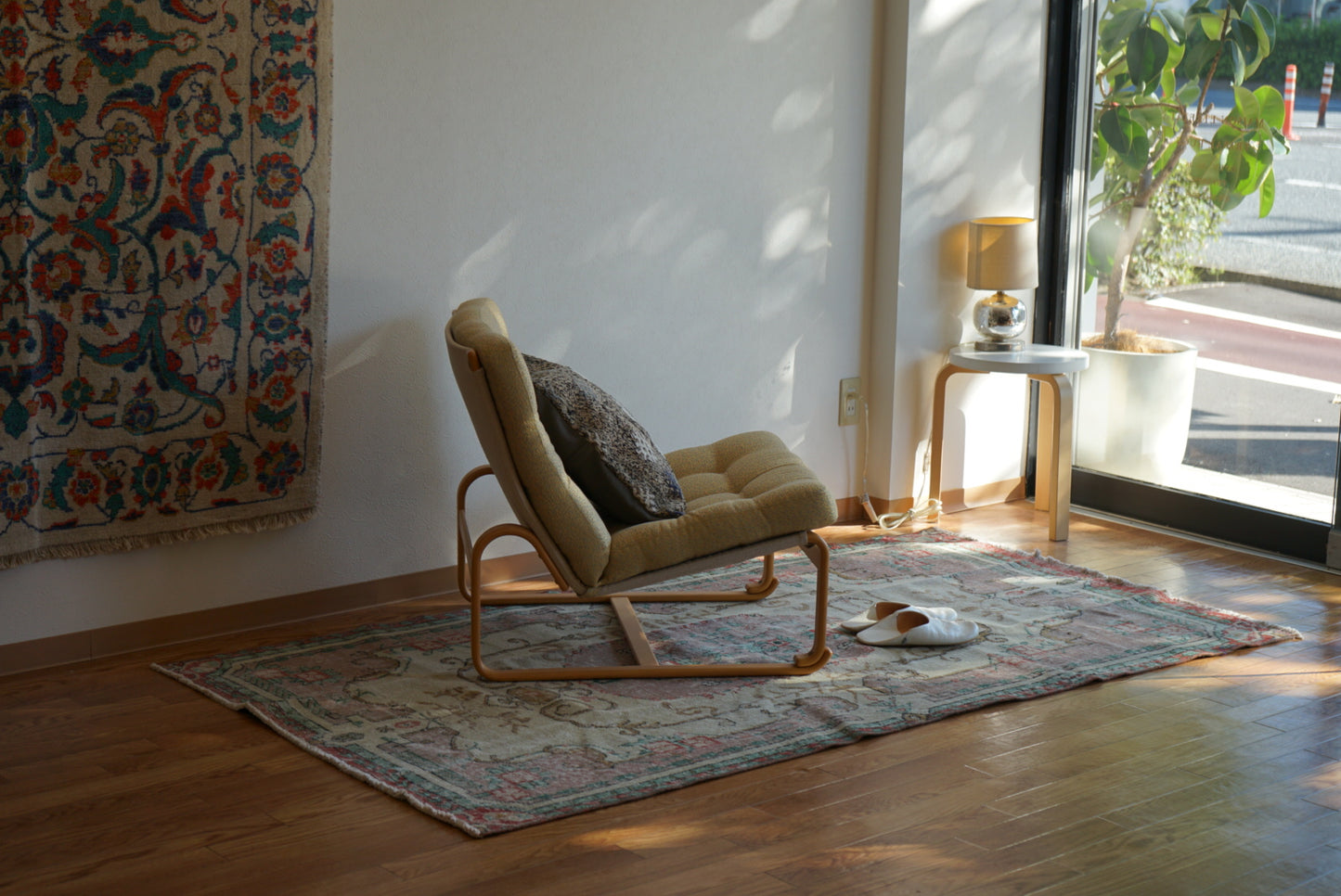 Türkiye Old Isparta Beige , Pink , Green Flower Garden 1970年代 208 × 113 cm No.TR25509 / 国内送料無料・羊毛手織り絨毯