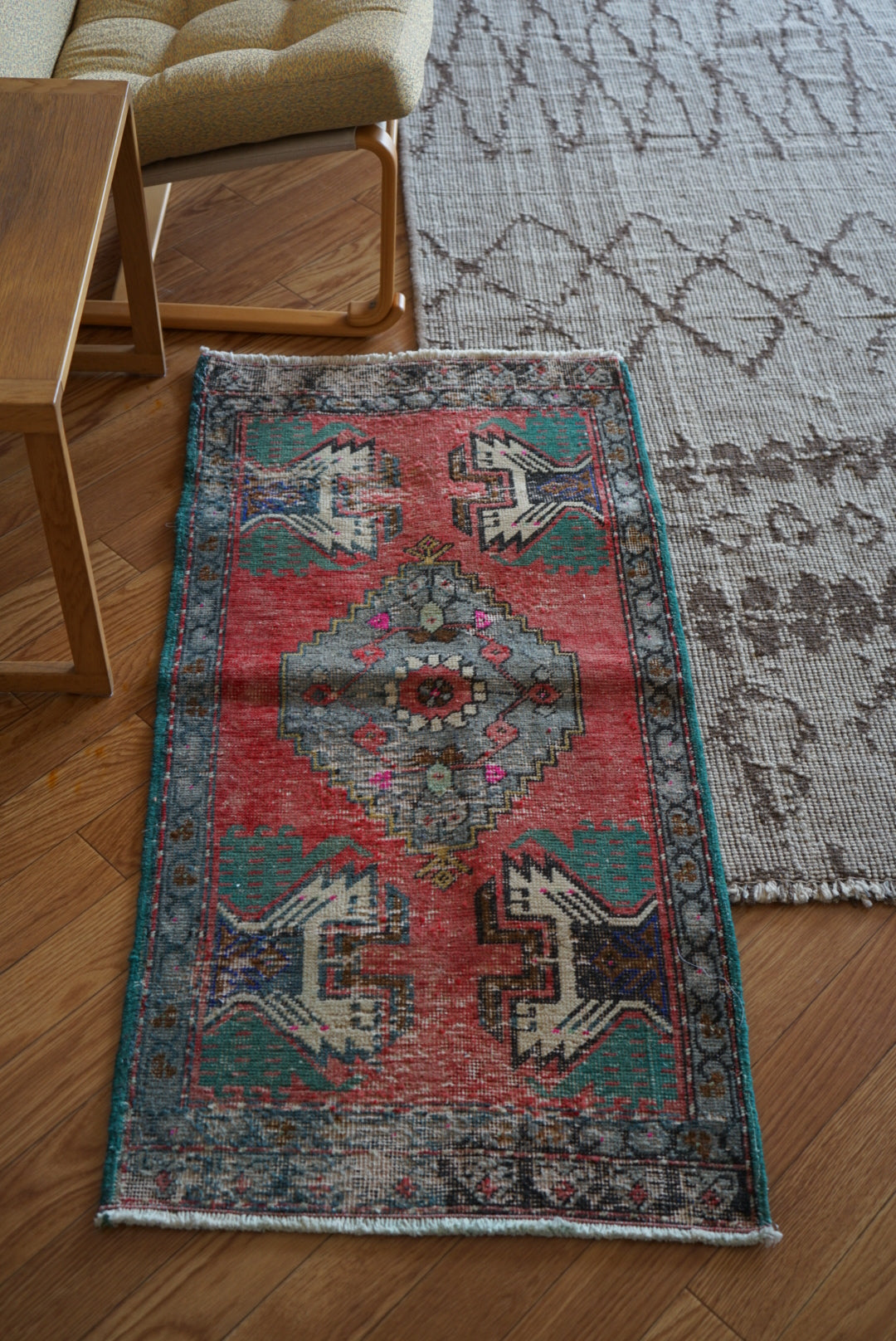 Türkiye Old Oushak Red , Green Flower 1970年代 109 × 54 cm No.TR25540 / 国内送料無料・羊毛手織り絨毯