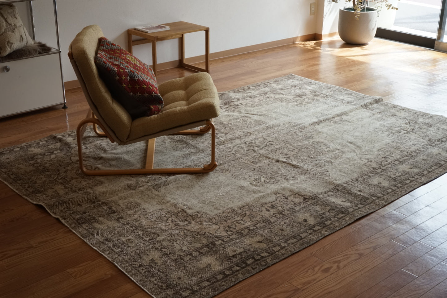 Türkiye Old Isparta Medallion Beige , Glay 1960年代 255.5 × 184 cm No.TR25491 / 国内送料無料