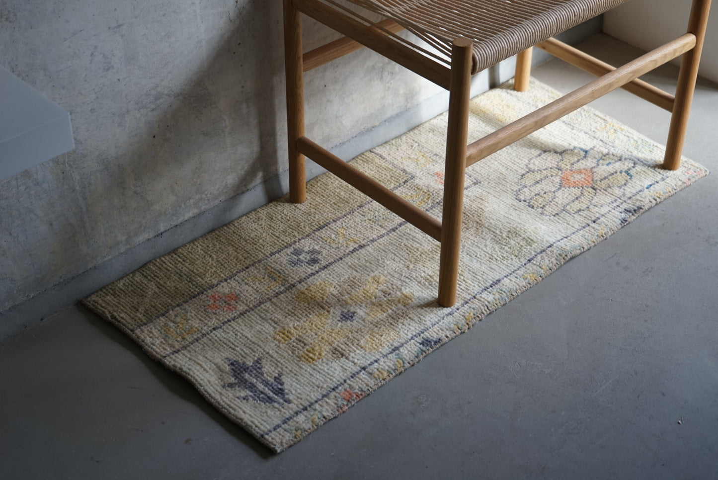 Türkiye Old Oushak Beige Pale Green Small size 1970年代 104 × 46 cm No.TR25245