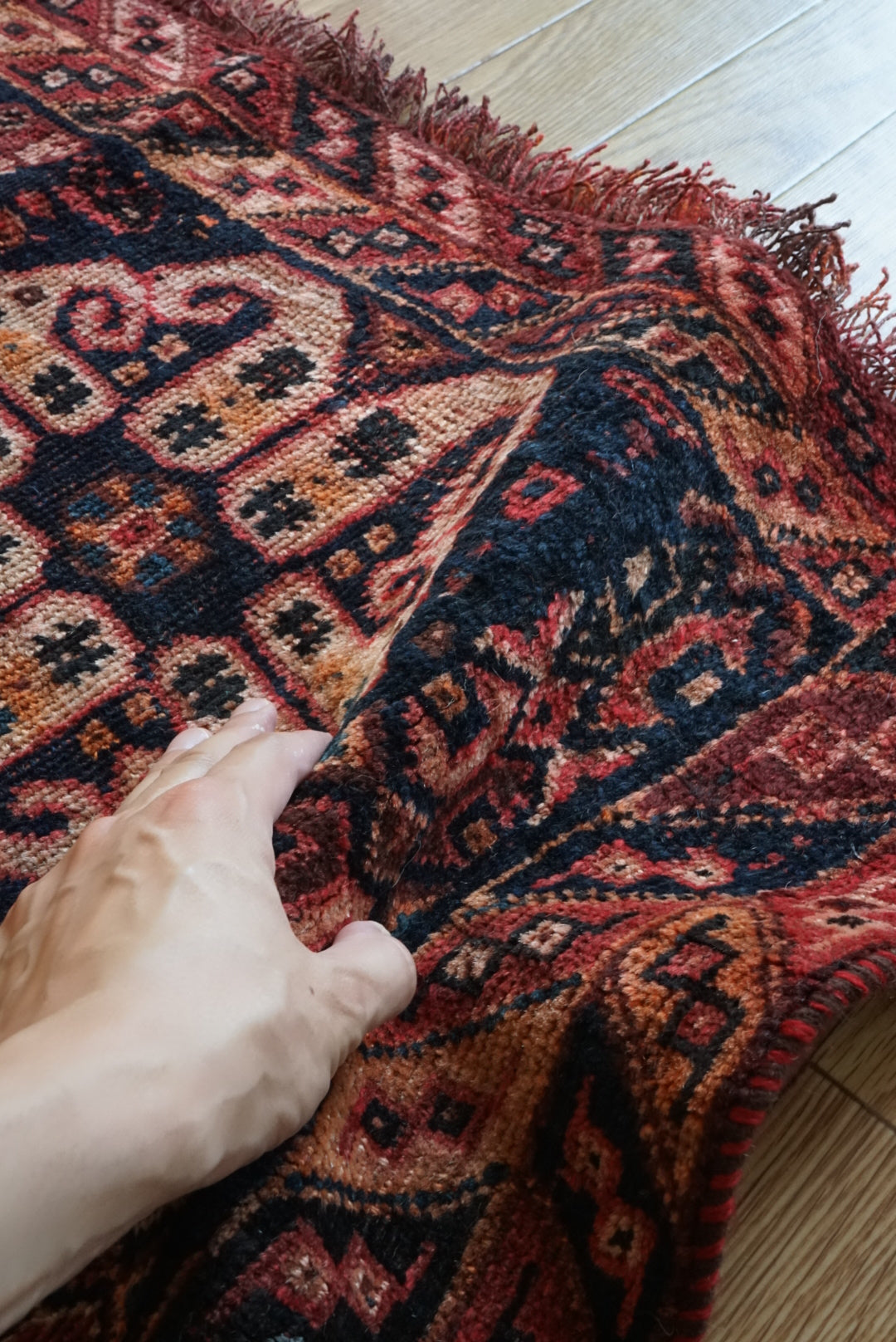 店頭販売 IRAN ANTIQUE SHIRAZ QASHQAI HEYBATLO 1880年代 235 × 148 cm / 国内送料無料・羊毛手織り絨毯