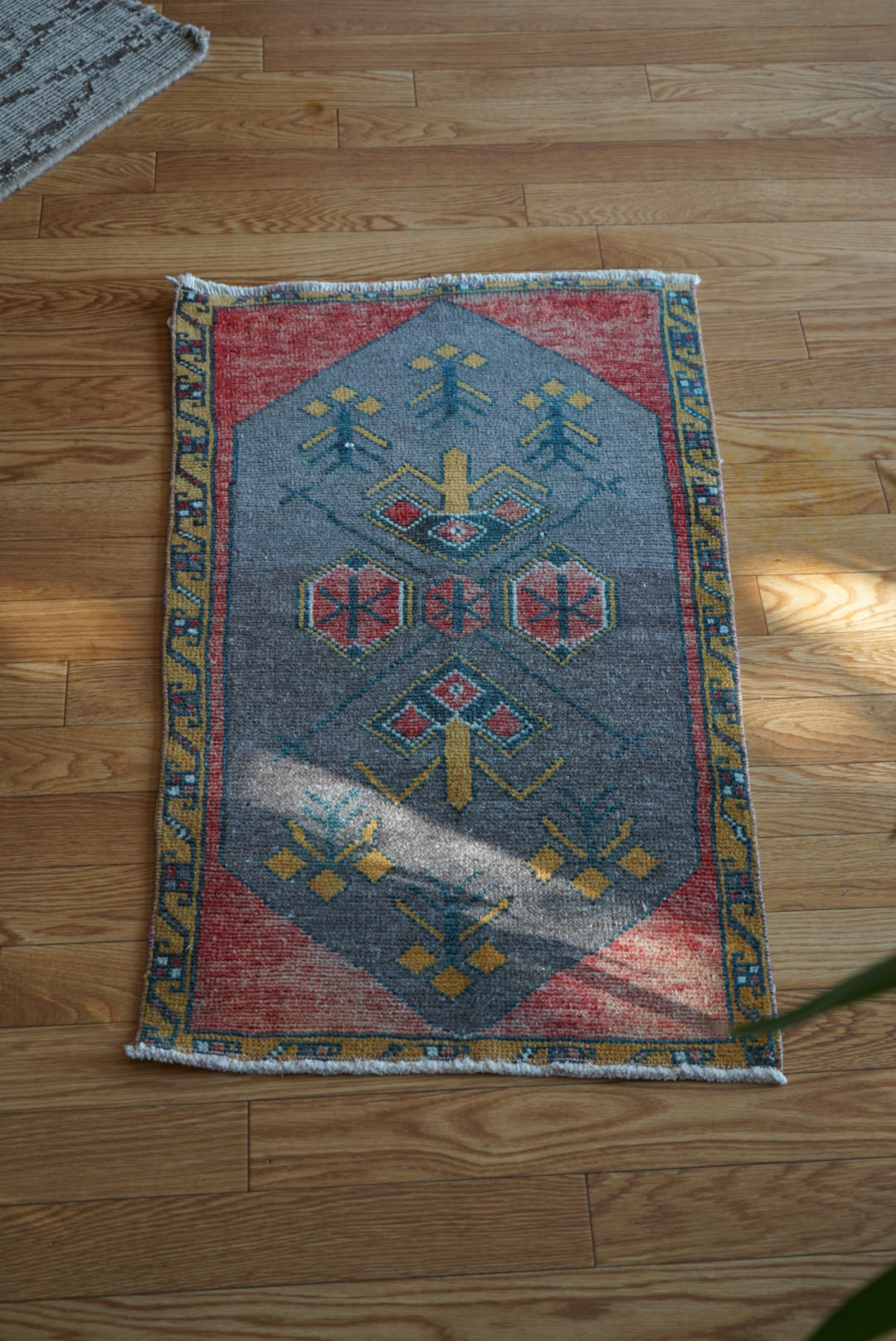 Türkiye Old Oushak Red , Glay Flower 1970年代 91 × 56 cm No.TR25539 / 国内送料無料・羊毛手織り絨毯