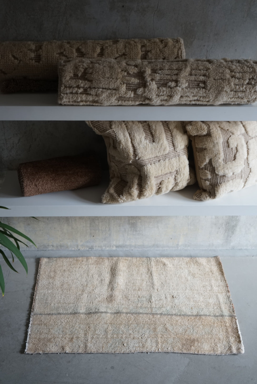 Türkiye Old Oushak Beige Blue Small size 1970年代 85 × 53 cm No.TR25246