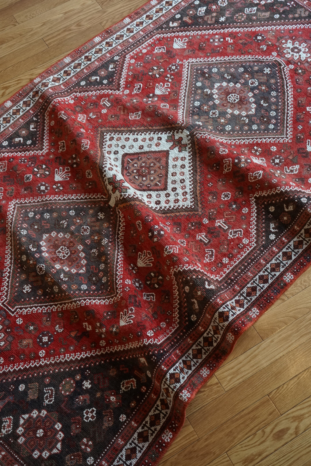 店頭販売 Türkiye Old Persia Design Red , Black 1960年代 263 × 145 cm No.TR25515 / 国内送料無料・羊毛手織り絨毯