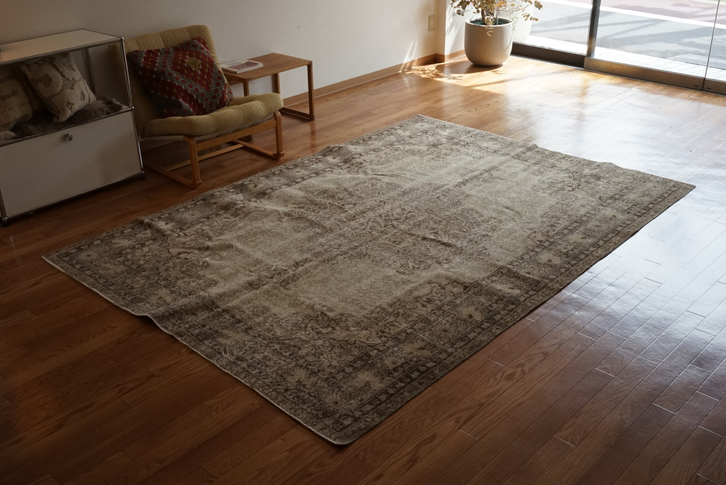 Türkiye Old Isparta Medallion Beige , Glay 1960年代 255.5 × 184 cm No.TR25491 / 国内送料無料
