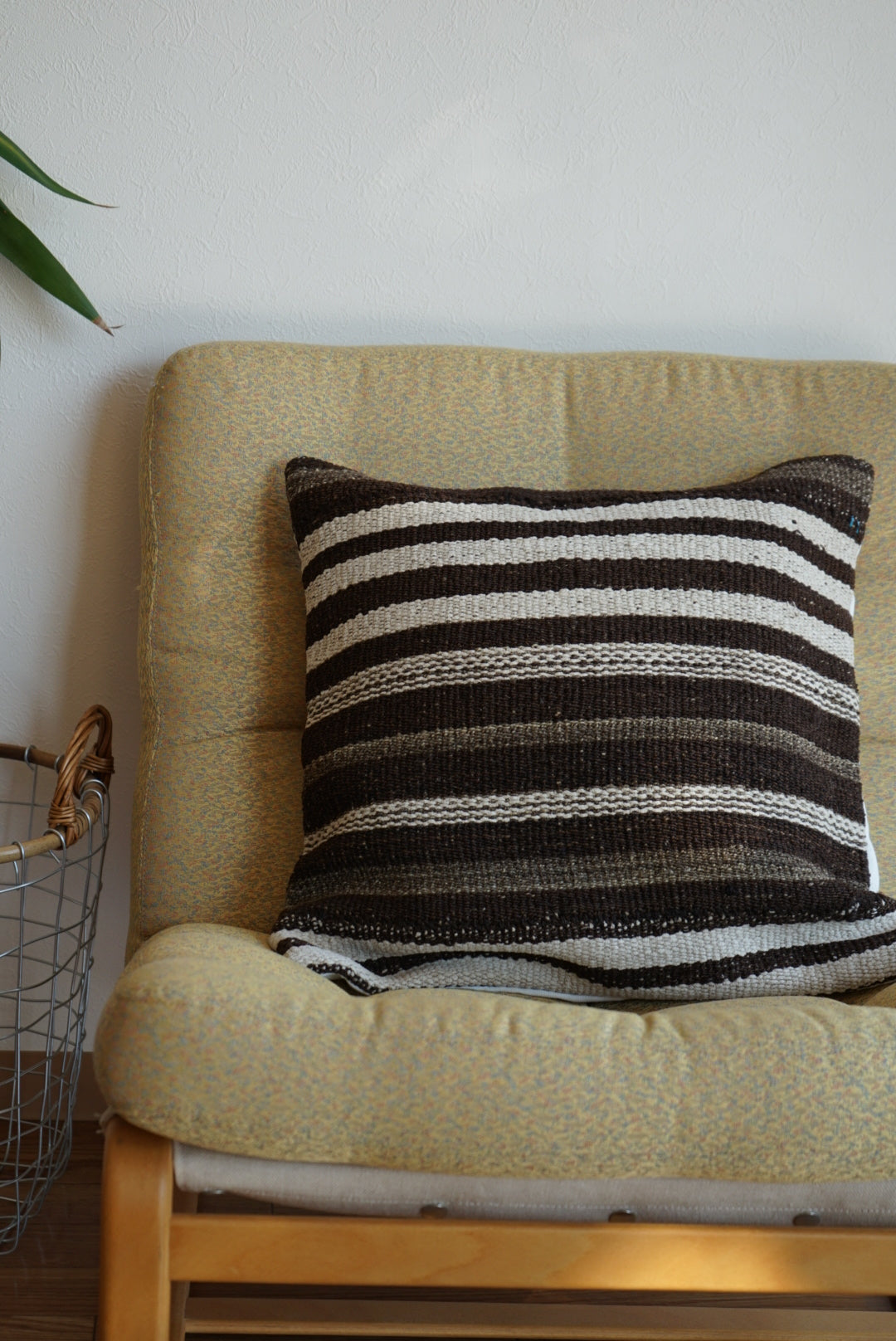 Türkiye Old Kilim Cushion Cover Brown , White Stripe Design 45 × 45 cm No.TR25553 / 送料無料・羊毛手織りキリム